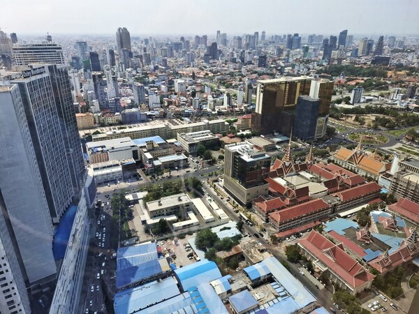 암울했던 킬링필드 상흔을 딛고 캄보디아는 빠른 경제발전을 이루고 있다. 사진은 수도 프놈펜의 최근 모습.[박정연 재외기자]