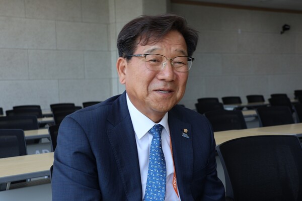 소설가들의 심줄이라고 불리는 전남 장흥이 고향인 김점배 알카오스트레이드 회장이 지난 4월22일 제3대 글로벌한상드림 이사장에 선출됐다. 사진은 지난달 30일 '2025 KOREA BUSINESS EXPO ANDONG' 행사장에서 본지와 인터뷰하는 모습.