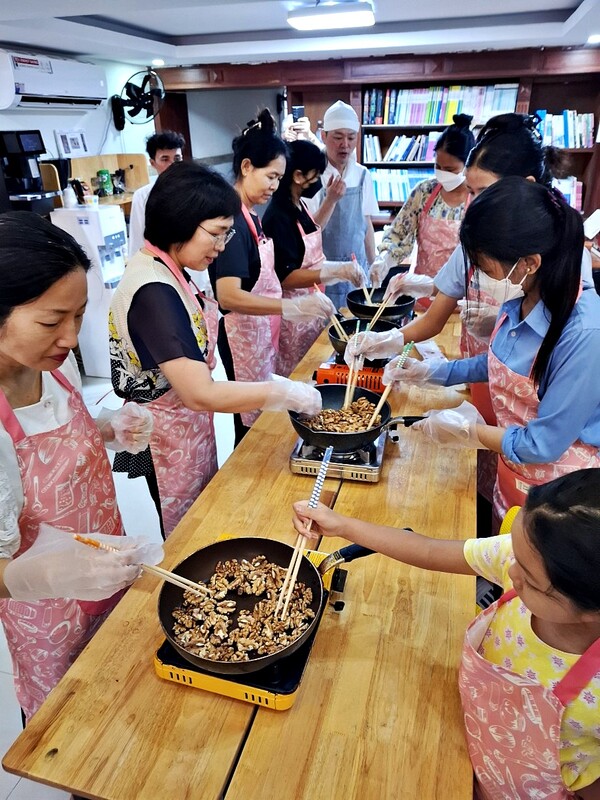 가정의 달을 맞아 지난 5월 7일 캄보디아 다문화가정주부들이 독거 어르신들을 위해 정성스럽게 밑반찬을 만들고 있다.[박정연 재외기자]