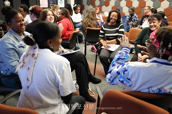 'K-IDENTITY: 한국 정체성 깊이 들여다보기' 강연 참가자들이 토론을 하고 있다.[주남아공한국문화원]