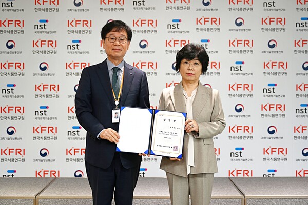 왼쪽부터 백현동 한국식품연구원장, 장해춘 세계김치연구소장.[세계김치연구소]