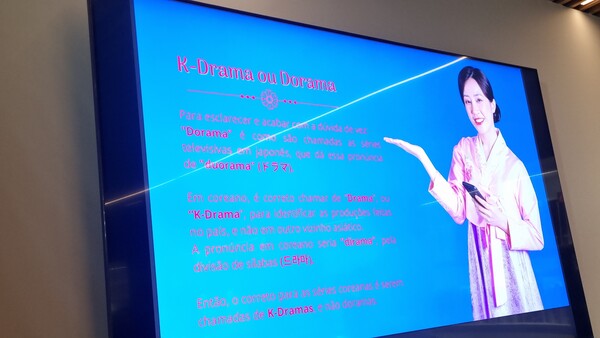 K-드라마의 용어를 설명하고 있는 강연 모습.[이재상 재외기자]