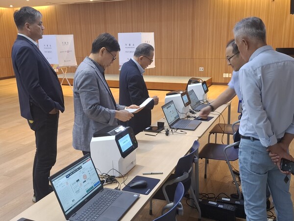21대 대선 재외선거를 하루 앞둔 지난 5월 19일 주캄보디아선거관리위원들이 투표장비를 최종 점검하고 있다.[박정연 재외기자]