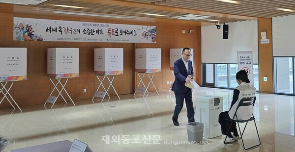 박용석 컴투스차이나 대표가 20일 주중대사관에 설치한 재외투표소에서 투표를 하고 있다.[이나연 재외기자]