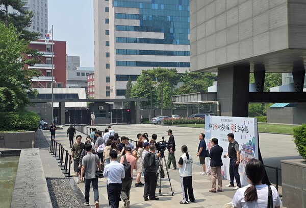 베이징의 투표소인 주중국대사관에 마련된 포토존에서 기념촬영하는 사람들.[이나연 재외기자]