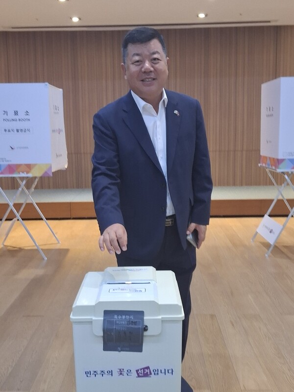 정명규 캄보디아 한인회장이 20일 주캄보디아대사관에 설치된 재외투표소에서 투표를 하고 있다.[박정연 재외기자]