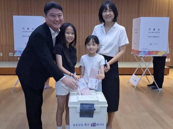 주캄보디아대사관에 설치된 재외투표소에서 투표하는 한 재외동포 가족.[박정연 재외기자]