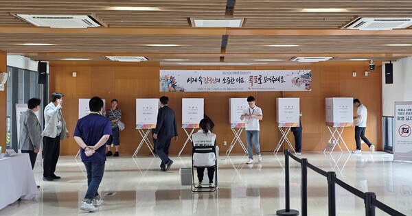 주중국대사관에 설치된 재외투표소에서 재외선거 유권자가 투표를 하고 있다.[이나연 재외기자]