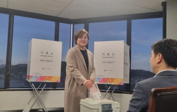 뉴질랜드 대한민국대사관 재외투표소에서 투표를 하는 신수현 씨.[위클리 코리아]