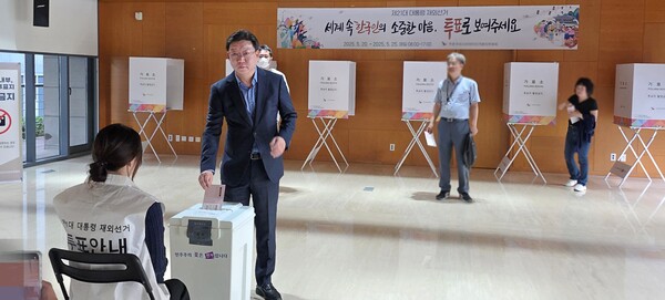 서만교 북경한인회장이 21대 대선 재외선거가 시작한 20일 주중대사관에서 설치된 재외투표소에서 투표를 하고 있다.[이나연 재외기자]