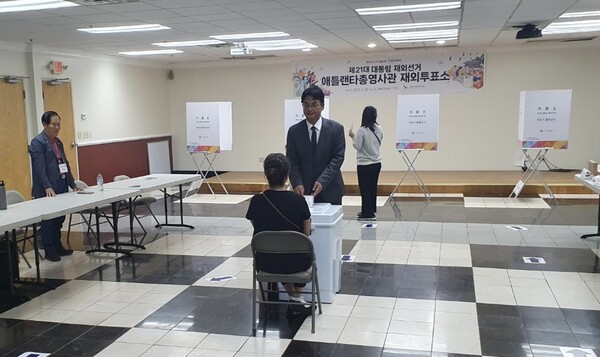 미국 조지아주 노크로스 애틀랜타한인회관에 마련된 재외투표소에서 서상표 주애틀랜타 총영사가 소중한 한 표를 행사하고 있다.[김수영 재외기자]