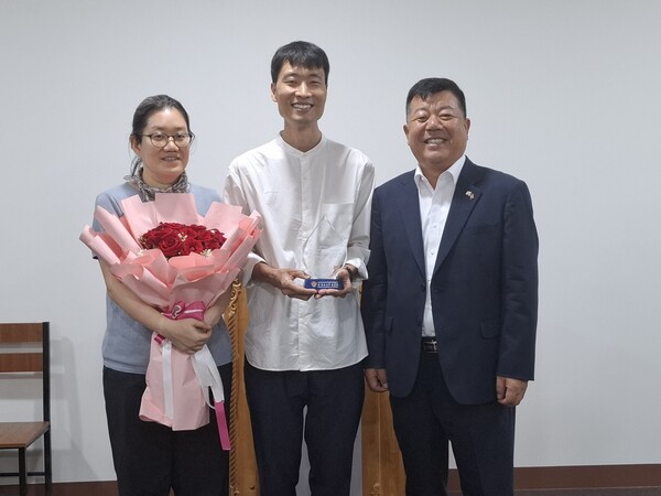 지난 5월 20일 캄보디아한인회장으로 부터 감사패를 받은 서정호 의사가 사랑하는 아내와 함께 기념촬영을 하고 있다.[박정연 재외기자]