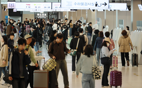 지난 5월2일 연휴 인파로 붐비는, 서울 강서구 김포공항 국내선 청사 모습. [연합뉴스]