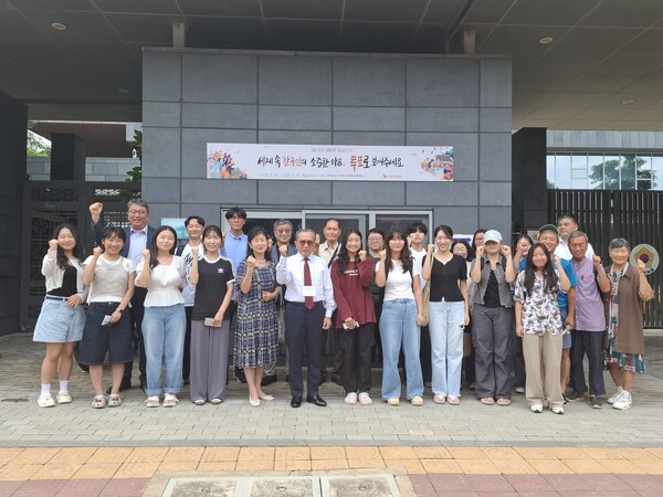5월 24일 재외선거를 위해 프놈펜에 도착한 시하누크빌 한인 유권자들이 선거를 마친 후 대사관,투표소 앞에서 기념촬영을 하고 있다.
