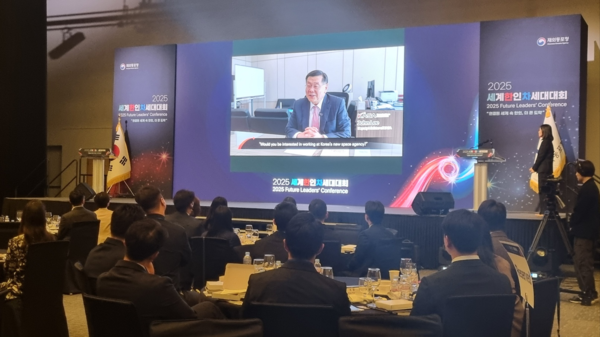27일 인천 송도컨벤시아에서 열린 국제 인재사업 설명회에서 각 공관에서 추천한 리더급 차세대 동포들이 지난해 임기제 직위에 임용된 존 리 우주항공임무본부장의 인터뷰 영상을 시청하고 있다.[인사혁신처]