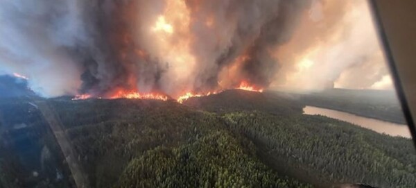 캐나다 서부와 중부지역에 대형산불이 발생해 비상상태가 선포됐다. 사진은 캐나다 중부 매니토바 주 산불 모습. [출처=CTV News]