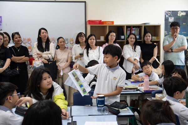 호치민한국국제학교에서 운영한 '외국어 공개수업 집중 주간'에 학부모들이 수업을 참관하고 있다.[호치민시한국국제학교]