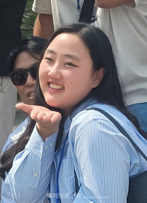 지난 5월 29일 한인 차세대들과 함께 대한민국 국회를 방문한 송 솔 카롤라씨가 발랄한 표정으로 기념촬영을 하고 있다. [이상우 기자]