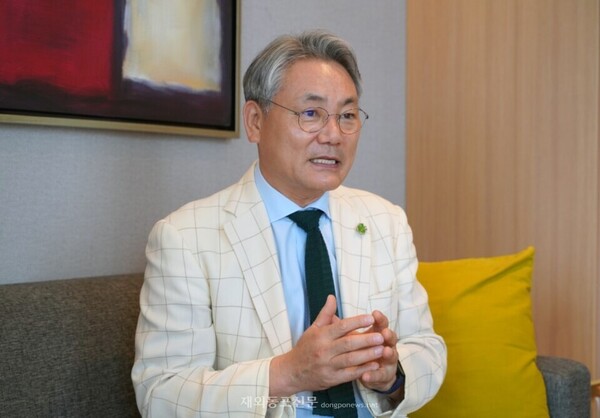 지난해 신경호 고쿠시칸대 교수와 가진 본지 인터뷰에서, 20여년간 매년 일본 재학생들을 직접 인솔해 한국을 찾는 이유, 일본 영주권을 갖고 있는 아들 셋이 해병대를 자원하게 된 이유 등에 대해 이야기하고 있다.