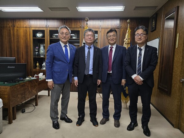 지난달 도쿄 민단사무실에서 김이중-신경호 대담을 진행하고 난 뒤 관계자들과 기념촬영을 하는 장면.(왼쪽부터 신경호 고쿠시칸대 교수, 김이중 중앙민단 단장, 박철의 본지 대표, 홍경진 민단 사무부총장)