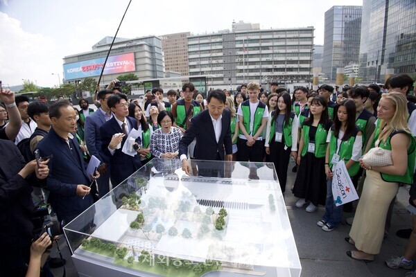 오세훈 서울시장이 6월 8일 광화문광장에서 '유엔참전국 후손 교류캠프' 참가자에게 '감사의 정원'의 의미를 설명하고 있다.[서울시]