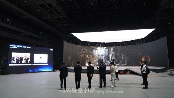 (맨 왼쪽에서 네번째)고병철 엔에스이엔엠 대표가 최근 중국 충칭시를 방문해 현지 정부 관계자들과 함께 ‘충칭시 SF영화 촬영 스튜디오’를 둘러보고 있다.[엔에스이엔엠]