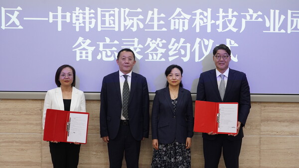 (맨 왼쪽부터)캉예 중국 충칭시 융촨구 신도시 건설관리위원회 주임을 비롯해 리젠웨이 중관촌의학충칭주임, 쉬시우샤 융촨구 부구청장, 고병철 엔에스이엔엠 대표가 지난 5일 중국 충칭시 융촨구에서 MOU를 체결한 후 기념촬영을 하고 있다.[엔에스이엔엠]