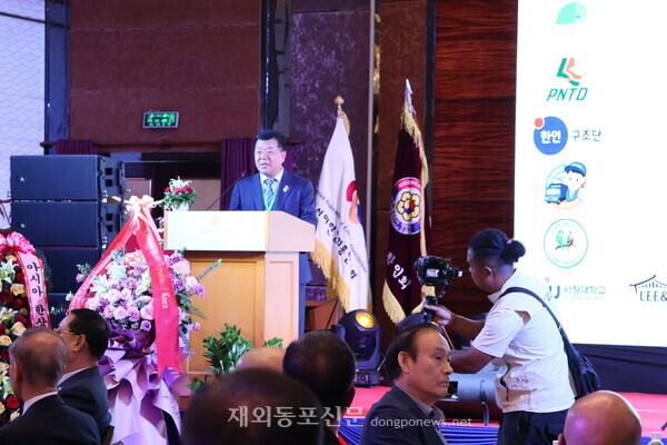 ‘2025 아총연·한상연 캄보디아 대회’ 환영만찬에서 정명규 재캄보디아 한인회장이 인사말을 하고 있다.
