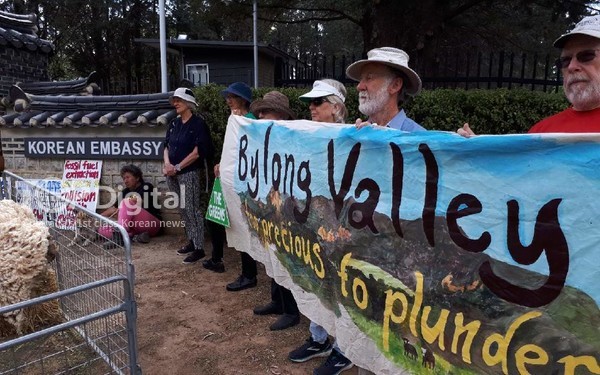 지난 2019년 IPC의 ‘탄광개발 불가’ 결정이 나온 직후 캔버라 주재 한국 대사관 앞에서 “바이롱 탄광 개발 철회”를 촉구하는 원정 시위를 벌인 바이롱 지역 주민들.[Top Digital News]