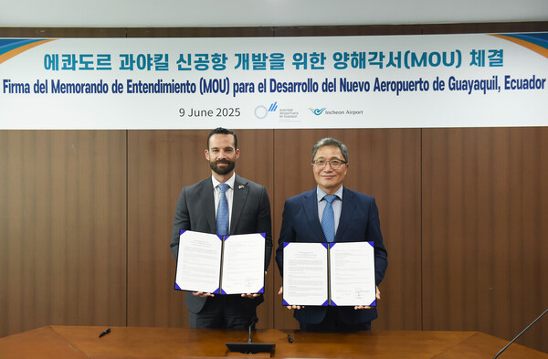 인천국제공항공사 이학재 사장(오른쪽)이 과야킬 신공항 개발 MOU를 체결하고 기념촬영하고 있다.[인천국제공항공사]