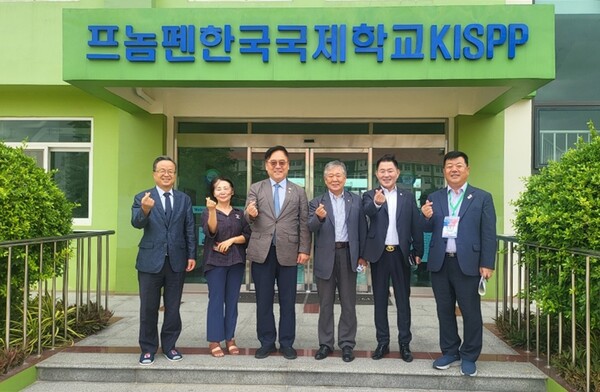 이재강 민주당 국회의원이 지난 6월 11일 프놈펜한국국제학교를 전격 방문, 해외 한인 교육 현황 과 실태 등을 살펴보았다. 왼쪽부터 이원근 부영그룹 사장, 구양주 교장, 이재강 국회의원, 윤신웅 캄보디아노인회장, 허장수 홍보이사, 정명규 캄보디아한인회장.[박정연 재외기자]