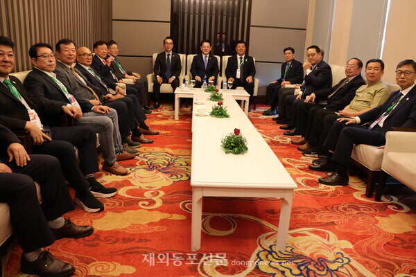 ‘2025 아시아한인회총연합회·아시아한상총연합회 캄보디아 대회’에 참석한 주요 인사들이 VIP룸에서 차담회를 하는 모습. 정면 왼쪽부터 박정욱 주캄보디아 대사, 김영록 전남도지사, [황복희 기자]