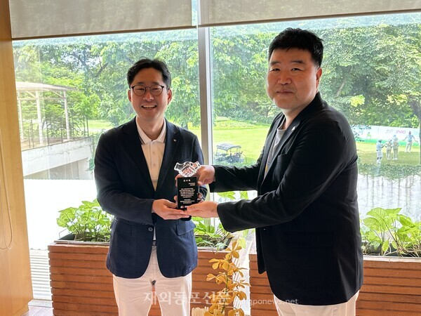 대한상의 김형모 소장에게 감사패를 전달하고 있다.[코참연합회]