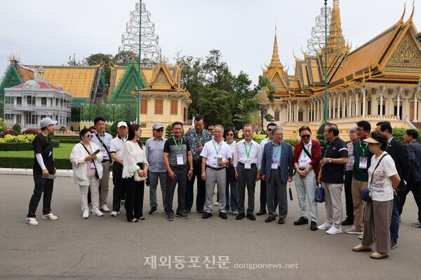 캄보디아 국왕이 거주하는 왕궁을 둘러보고 있는 아총연 회원들.