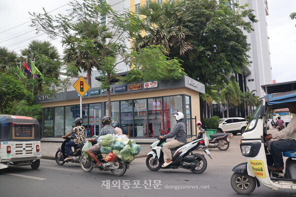 현지의 주요 이동수단인 툭툭이가 지니가는 프놈펜 거리 모습.