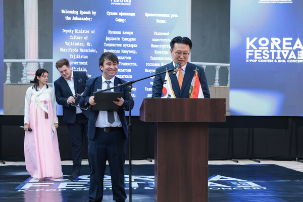 전성식 타지키스탄 대한민국대사가 6월 12일 타지키스탄 두샨베시 Amphitheatre에서 개최된 '2025 Korea Festival'에서 환영사를 하고 있다.[주타지키스탄 한국대사관]