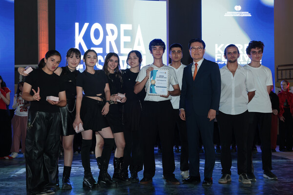 전성식 대사가 6월 12일 타지키스탄 두샨베시 Amphitheatre에서 열린 K-pop Contest Dance Group 부문 우승자(New Era)에게 시상하고 있다.[주타지키스탄 한국대사관]