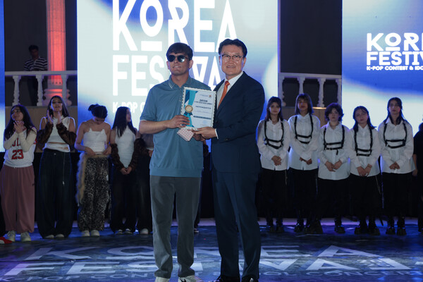 전성식 대사가 6월 12일 타지키스탄 두샨베시 Amphitheatre에서 열린 K-pop Contest Vocalist 부문 우승자(시각 장애인)에게 시상하고 있다.[주타지키스탄 한국대사관]