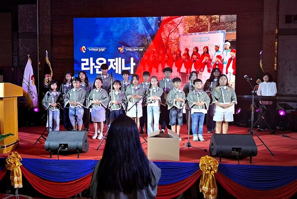 지난 6월 12일 저녁 캄보디아 프놈펜에서 열린 아시안한인회 한상총연 2025 정기총회 축하공연에 나선 라온제나 다문화 어린이 합창단이 감동적인 무대를 선사했다.[박정연 재외기자]