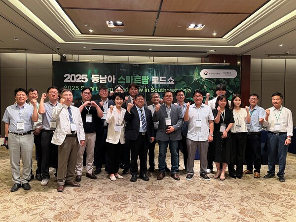 농림축산식품부와 KOTRA는 지난 6월 9일부터 13일까지 베트남 호치민과 라오스 비엔티안에서 ‘2025 동남아 스마트팜 로드쇼’를 성공적으로 개최했다. ‘2025 동남아 스마트팜 로드쇼'에 참가한 호치민 방문 국내기업들이 기념촬영을 하고 있다.