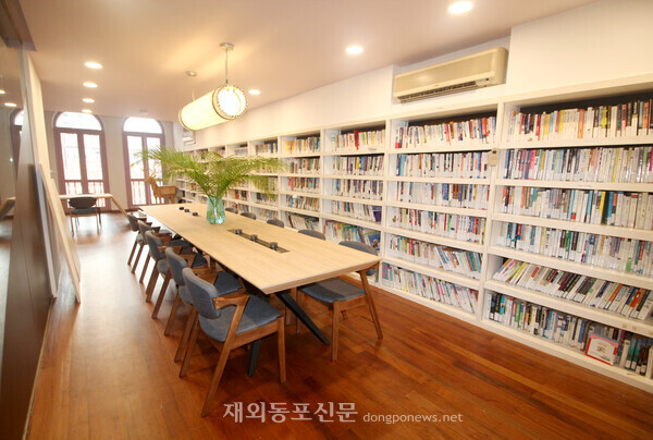 싱가포르 한인회관 내 도서관.