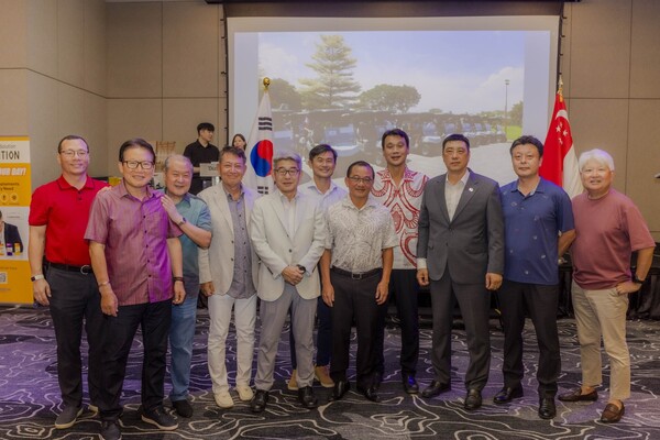 지난 5월 24일 열린 한-싱가포르 수교 50주년 기념행사에서 싱가포르 정부 인사, 각국 대사, 홍진욱 대사(오른쪽에서 네번째), 박재용 한인회장(오른쪽에서 세번째) 및 단체장들이 기념촬영을 하고 있다.[싱가포르한인회]