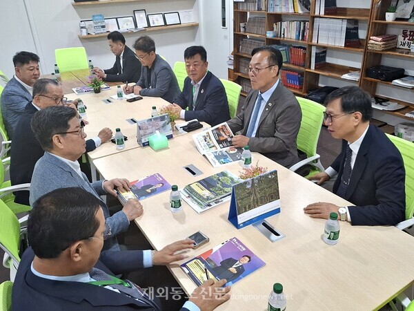 지난 6월 11일 캄보디아를 방문한 이재강 국회의원(더불어민주당)이 교민 단체장들과 교민 안전 문제 등에 대한 대화를 나누고 있다.[박정연 재외기자]