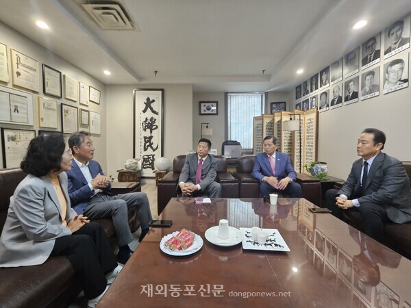 이명석 뉴욕한인회장이 뉴욕한인회를 방문한 김천수 뉴욕한국문화원장과 환담하고 있다.[뉴욕한인회]