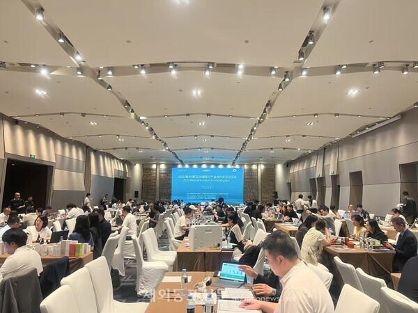KOTRA는 주칭다오대한민국총영사관, 한국보건산업진흥원과 함께 19일 중국 산둥성 칭다오에서 '2025 중국 메디컬 코리아(Medical Korea in China)’를 개최했다. 상담장 현장의 모습.[코트라]