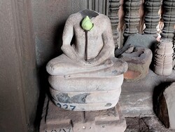 머리가 잘린 돌부처상 위에 연꽃이 올려져있다. 