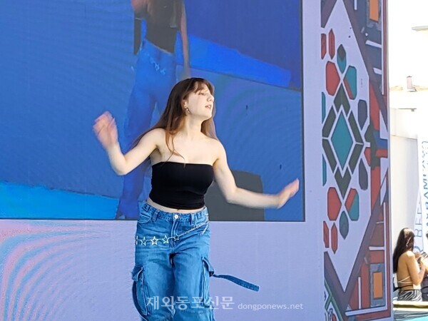 K-팝 경연대회에 참가한 현지인이 춤솜씨를 선보이고 있다.