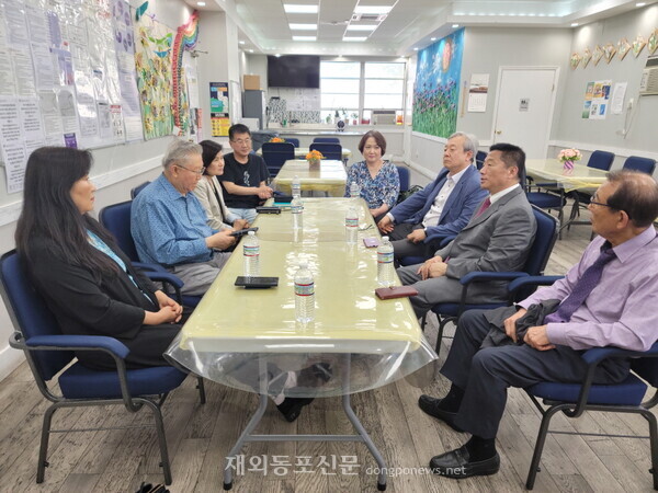회의 참석자들의 모습