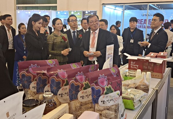 한국식품 홍보 부스를 방문한 쩜 니몰 캄보디아 상무부장관과 박정욱 주캄보디아대사가 제품에 대한 설명을 듣고 있다.[박정연 재외기자]
