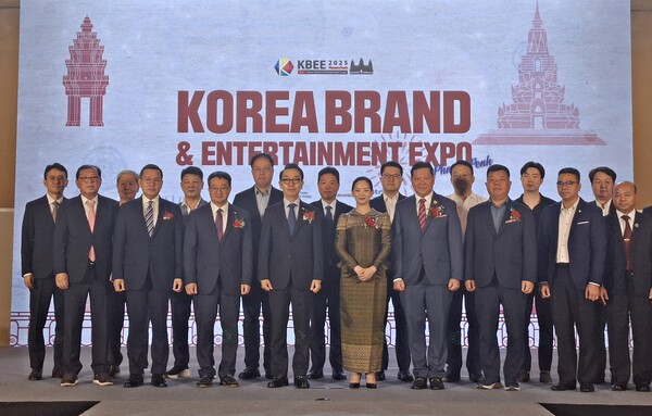 지난 6월 20일~21일까지 캄보디아 수도 프놈펜에서 열린 ‘미니 코리아 브랜드 & 엔터테인먼트 엑스포 2025(Mini-KBEE 2025)’에 참석한 쩜 니몰 상무부장관과 박정욱 대사 등 주요 인사들.[박정연 재외기자]